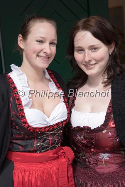autriche vorarlberg 02.JPG - Deux jeunes femmes en costume traditionnel, Bregenz, Vorarlberg, Autriche